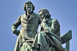 Ad Hanau, in Assia, si trova il monumento a Wilhelm and Jacob Grimm, i fratelli padri delle fiabe più importanti dell'Europa. Il gruppo scultoreo è opera di Syrius Eberle - DZTphoto ...