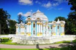 Per raggiungere il Padiglione Ermitage si attraversa il giardino alla francese che ciroconda il Palazzo di Caterina, parte del complesso architettonico di Tsarskoe Selo, a Puškin, a 25 ...