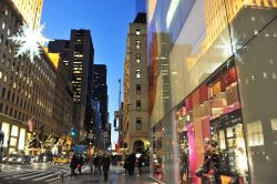 Le strade di New York City con i colori delle feste natalizie