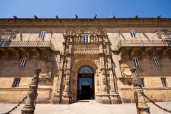 L'Hostal de los Reyes Catolicos, che si trova in centro a Santiago de Compostela (Sapgna) - © Bartosz Turek / Shutterstock.com