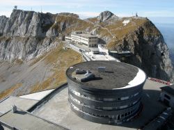 L'Hotel Bellevue (in primo piano) e Hotel Pilatus Kulm sul Monte Pilatus - © M R / Shutterstock.com