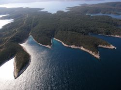 Lesina, vista dall'alto, rivela le sue coste spettacolarmente frastagliate, specie nell'arcipelago appena ad ovest della città di Hvar. Per scoprire questi luoghi l'ideale ...