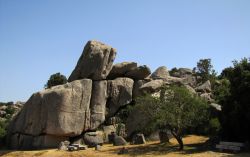 I famosi graniti della Valle della Luna di Aggius creano un paesaggio suggestivi con le rocce arrotondate sparse tra le colline della Gallura, nella Sardegna settentrionale - © Ilona Koeleman ...