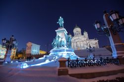 I monumenti illuminati di Helsinki, la capitale della Finlandia, fotografati di notte, durante le festività - © JuliaSha / Shutterstock.com