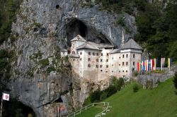 Il Castello di Predjama si trova vicino a Postumia (Postojna) in Slovenia - Cortesia foto www.postojnska-jama.eu