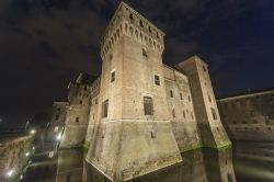 Il Castello di San Giorgio a Mantova. La fortezza venne eretta nel XV°secolo da Francesco I° Gonzaga ed è difeso da un profondo fossato su cui agiscono tre ponti levatoi - © ...