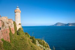 Il Faro del Forte Stella a Portoferraio, Isola d'Elba, sta di vedetta sul Mar Ligure sud-orientale, lungo la costa settentrionale dell'isola. Costruito dai Lorena tra il 1788 e il 1789, ...