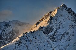 Il Monte Muzelle (3465 m) all'alba, fotografato dalle finestre dell'Hotel Adret, l'inconfondibile albergo a Les Deux Alpes con i tetti spioventi che ricordano il profilo triangolare ...