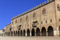 Il Palazzo Ducale di Mantova, dove risiedevano i principi Gonzaga, si trova nella centrale Piazza Sordello, nel cuore della città lombarda - © Antonio Abrignani / Shutterstock.com ...