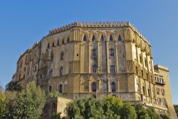 Il Palazzo dei Normanni di Palermo si trova nella parte più alta dell'antico nucleo urbano, dove venne costruito nel IX secolo dagli arabi. Furono i normanni a trasformarlo in palazzo ...