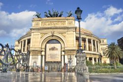 Il Teatro Politeama Garibaldi di Palermo è sede dell'Orchestra Sinfonica Siciliana dal 2001. L'esterno ricorda gli archi di trionfo napoleonici, con tanto di cavalli rampanti ...