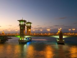 Il Ponte di Stanley si trova vicino ad Alessandria d'Egitto, lungo la cosiddetta "Corniche". Possiede una lunghezza di 400 metri suddivisi in 6 distinti tronconi - © orlandin/ ...