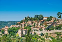 Il borgo di Bonnieux,  una escursione tipica da compiere a Apt Provenza Francia - © Alexander Demyanenko / Shutterstock.com