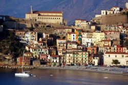 Il borgo di Scilla, a nord di Reggio Calabria: le case colorate s'affacciano sullo Stretto di Messina