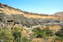 Il canyon dove sono state scavate le Ajanta Caves, siamo nello stato di Maharashtra nell'India occidentale- © Aleksandar Todorovic / Shutterstock.com