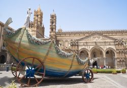 Il carro di Santa Rosalia "parcheggiato" davanti alla Cattedrale di Palermo (Sicilia) in occasione delle festività dedicate alla santa, che secondo la tradizione salvò ...