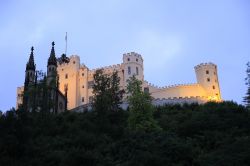 Il castello di Stolzenfels, è una delle tante fortezze sul Reno e sulla Mosella che si possono vedere a Coblenza in Germania - © Christian Colista / Shutterstock.com