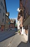 Una via centrale del borgo storico  di Andermatt (Svizzera)