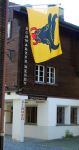 Il centro di Andermatt con la bandiera dela Cantone di Uri