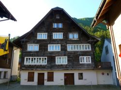 Una casa tipica del centro di Andermatt in Svizzera