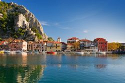 Il centro storico di Omis in Dalmazia (Croazia). Le case si affacciono sul punto in cui il fiume Cetina si tuffa nell'Adriatico - © Zbynek Jirousek / Shutterstock.com
