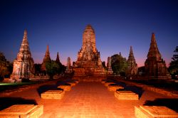 Il complesso di Wat Chaiwatthanaram ad Ayutthaya (Thailandia) assume un fascino particolare di notte - © Thaiview / Shutterstock.com