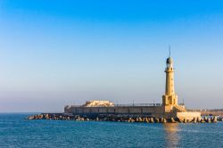 Il faro di Alessandria d'Egitto. Certamente non ha nulla a che vedere del famoso faro dell'antichità, considerato una delle sette meraviglie del mondo, e che dovrebbe essere stato ...