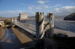 Il fiume Conwy si trova nel nel nord del Galles, in questa immagine il ponte sospeso pedonale, nei pressi del suo estuario - © Gail Johnson / Shutterstock.com