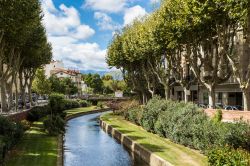 Il canale La Basse, una derivazione del fiume Tet, si trova nel centro di Perpignan in Francia - © alexsalcedo / Shutterstock.com