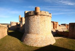 Il forte di Salses si trova in Linguadoca-Rossiglione, poco a nord di Perpignan in Francia. Nonostante sia attualmente territorio Francese, questo angolo di territorio a nord dei Pirenei è ...