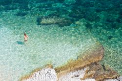 Il mare di Agia Efimia, una delle spiagge più belle di Cefalonia in Grecia - © bepsy / Shutterstock.com