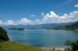 Il mare spettacolare di Paraty (Parati) in Brasile, stato  di Rio de Janeiro. La zona di Paraty vanta un grande numero di spiagge, dalle sabbie chiare e rese ancora più belle dalla ...