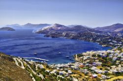 Il mare di Patmos in Grecia: vista panoramica della splendida baia di Skala - © AJancso / Shutterstock.com