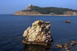 Il mare limbido di Tabarka, lungo la costa del Corallo in Tunisia, e il forte Genovese del 16° secolo - © LouLouPhotos / Shutterstock.com