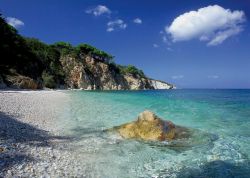 Il mare limpido e cristallino di Cala dei Frati, una delle baie più spettacolari dell'isola d'Elba - © Roberto Ridi