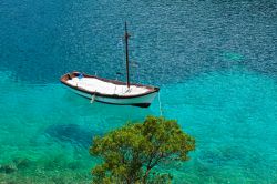 Il mare trasparente di Kefalonia (Cefalonia) la più vasta tra le Isole Ioniche della Grecia - © Gordon Bell / Shutterstock.com