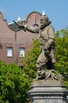 Il marinaio olandese Piet Heyn è celebrato con una statua in centro a Rotterdam, in Olanda - © hans engbers / Shutterstock.com