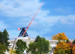 Il metronomo gigante di Praga, si trova sulla colline del parco Letna, non lontano dal Castello di Praga - © dnaveh / Shutterstock.com