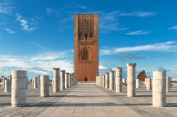 Il monumentale ingresso del mausoleo Hassan II: a Rabat spicca per la sua altezza la Torre Hassan, che sorge al fondo di una piazza con colonne di pietra. Costruita con mattoni d'argilla ...