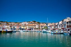 Il porto del borgo di Cassis in Francia. La Costa ...