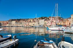 Portoferraio (LI), lungo la costa settentrionale dell'Isola d'Elba, è il comune più popoloso dell'isola e anche quello che accoglie i turisti in arrivo dalla terraferma. ...