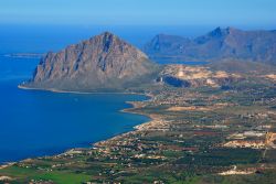 Il profilo imponente del Monte Cofano visto dal borgo di Erice (Sicilia): il promontorio calcareo raggiunge un'altezza di 659 m ed è compreso nel comune di Custonaci, lungo la strada ...