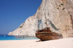 Il relitto della spiaggia di Navagio a Zante (Zacinto). Non tutti sanno che la nave Panagiotis era una imbarcazione che contrabbandava sigarette. Durante una fuga notturna, nel 1980, venne intercettata ...