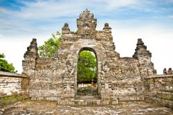 Il tempio di Pura Luhur Uluwatu a Bali Indonesia. Si trova abbarbicato su di una ripida scogliera, a picco sul mare, nei pressi del villaggio di Pecatu - © Aleksandar Todorovic / Shutterstock.com ...