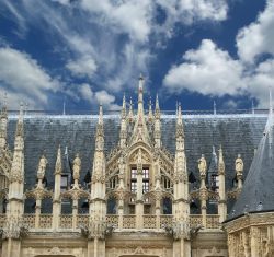 Il vecchio Palazzo di Giustizia si trova nel centro di Rouen in Francia settentrionale - © VLADJ55 / Shutterstock.com