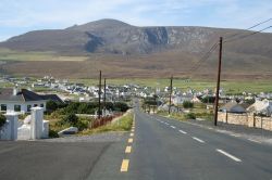 Panorama sul centro abitato di Dooagh, Irlanda - Nel villaggio di Dooagh, che offre una spettacolare vista sull'Oceano Atlantico, abitazioni in stile tradizionale e cottages dipinti di un ...