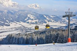 Impianti e pista sci a Schladming, in Stiria. E' una delle località classiche del circo bianco di Coppa del Mondo di Sci, quando fa tappa in Austria - © nikolpetr / Shutterstock.com ...