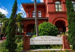 Ingresso alla Custom House di Key West - Adibita ad ospitare il Key West Museum of Art and History, Custom House è da sempre una delle attrazioni turistiche più frequentate da ...