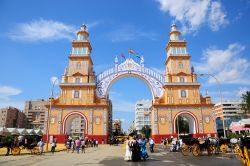 Lo spettacolare ingresso della Feria de Abril di Siviglia, in Spagna. L'evento si svolge ogni anno nel quartiere di Los Remedios.
