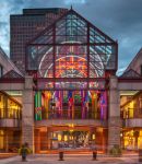 L'ingresso del Quincy Market, lo storico centro commerciale di Boston situato accanto alla Faneuil Hall, costruito tra il 1824 e il 1826 - © hawkeye978 / Shutterstock.com